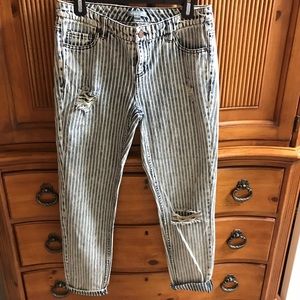 New York & Co boyfriend striped blue jeans w/rip